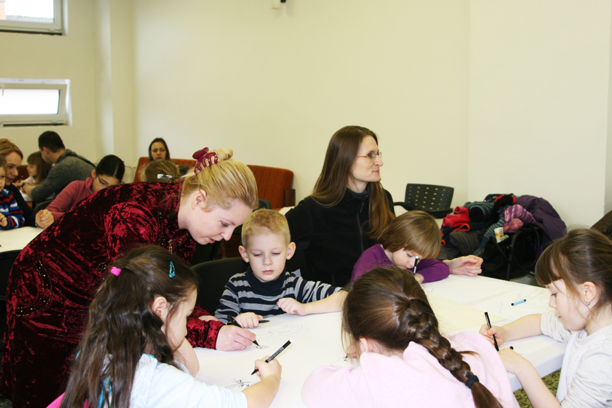 Children collaborative drawing 